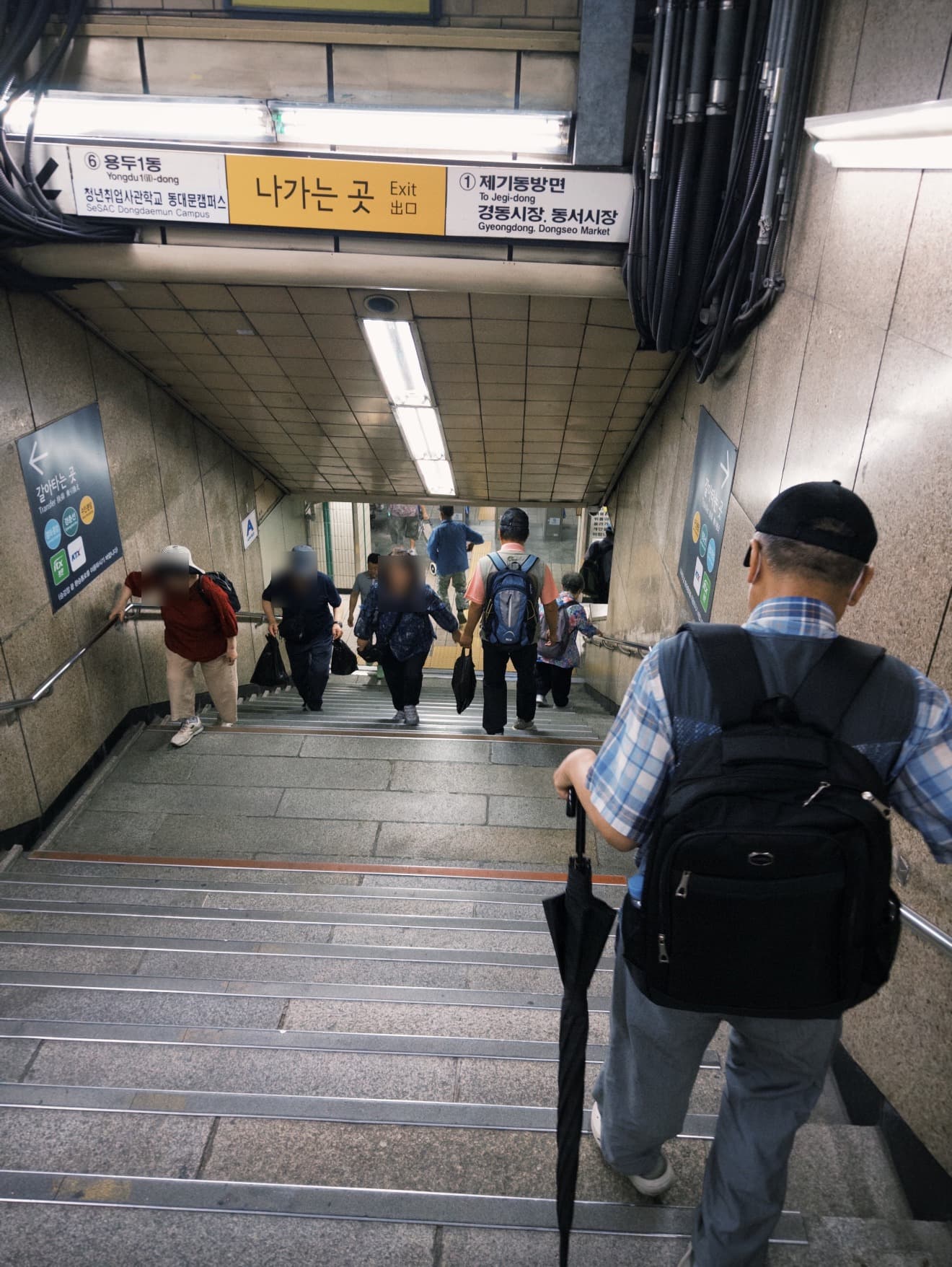 지하철 계단을 오르내리는 시민들